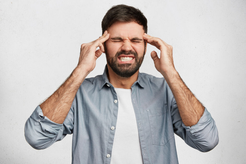 ¿Dolor de cabeza frecuente? Acude al dentista: puede estar relacionado con bruxismo, tensión mandibular o una mala mordida